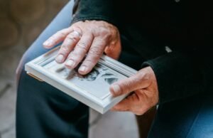 Irène menceritakan sejarah keluarganya, yang ditandai dengan kerahasiaan