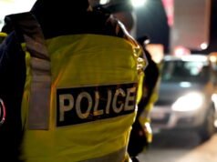 Isère. Saat memeriksa lampu depan yang rusak, polisi menemukan empat senjata api dan amunisi di mobil dan di rumahnya