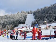 Vosges. Resor Gérardmer bersiap dibuka untuk liburan Natal, sebelum turun salju