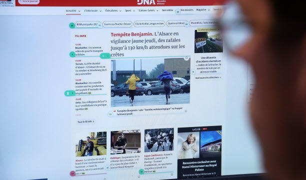 Di berandanya, Jérémie dapat langsung melihat artikel mana yang paling banyak dibaca pembaca berkat titik-titik kecil berwarna. Strasbourg, 22 Oktober 2025. Foto Laurent Réa