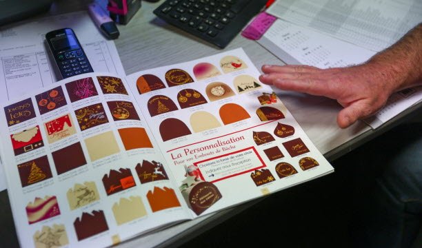 Katalog “kertas” dikirim ke pelanggan Manudecors dua kali setahun. Foto Antonin Utz