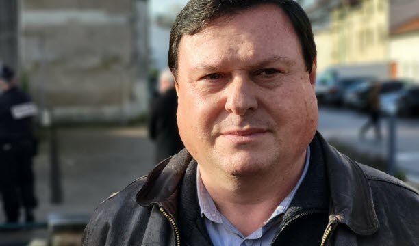 Vincent-Henri Massol, putra Hubert Massol, tokoh utama pencurian peti mati Marsekal Pétain, tidak diberi akses ke gereja Saint Jean-Baptiste oleh polisi. Foto EBRA/LER/Thierry Fedrigo