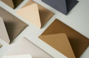 Demi alasan penghematan, Sébastien Lecornu mengajak para menterinya untuk menghapuskan kartu ucapan kertas