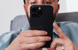 Penguraian kode. Smartphone yang lebih mahal? Perlombaan untuk AI mengancam akan meledakkan harga barang elektronik