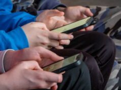 Ponsel dan jejaring sosial: Emmanuel Macron ingin memperketat aturan bagi remaja