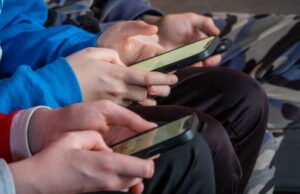 Ponsel dan jejaring sosial: Emmanuel Macron ingin memperketat aturan bagi remaja