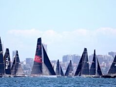 Juara bertahan LawConnect memimpin kapal pesiar keluar dari Pelabuhan Sydney dalam perlombaan lepas pantai tahunan menuju Hobart