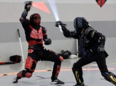 Baju besi yang mewah, tapi tidak terlalu berhubungan dengan Star Wars… Apa itu lightsaber olahraga?