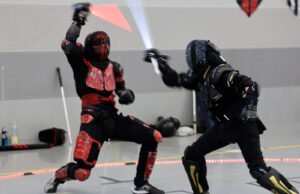 Baju besi yang mewah, tapi tidak terlalu berhubungan dengan Star Wars… Apa itu lightsaber olahraga?