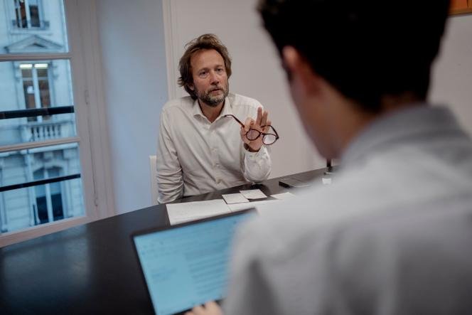 Ketua Deputi PS di Majelis Nasional Boris Vallaud di kantornya di Paris, 8 Desember 2025.