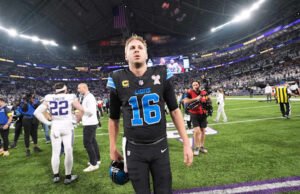 The Lions tersingkir dari perlombaan playoff, Packers adalah salah satu dari 11 tim yang masih ikut serta, dan tiga tempat masih terbuka