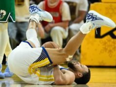 Stephen Curry dan Jimmy Butler memimpin saat Warriors mengalahkan Mavericks 126-116 pada Hari Natal