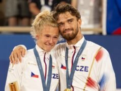 Juara Olimpiade membuat penggemarnya gila saat mencium mantannya setelah memenangkan medali emas | Tenis | olahraga