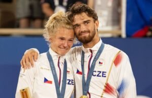 Juara Olimpiade membuat penggemarnya gila saat mencium mantannya setelah memenangkan medali emas | Tenis | olahraga