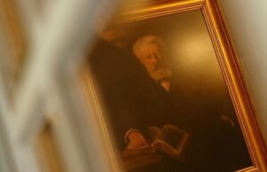 “The Castle of the Carpathians” oleh Émilie Capliez: di Transylvania, suara seorang wanita dicuri