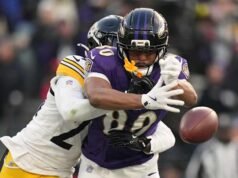 Pembalikan yang terlambat membantu Steelers mempertahankan kemenangan 27-22 atas Ravens dan mempertahankan satu-satunya pemimpin divisi.