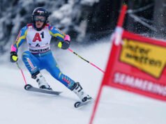Juara Olimpiade Sara Hector memimpin Piala Dunia GS setelah putaran pertama. Mikaela Shiffrin menempati posisi ke-8.