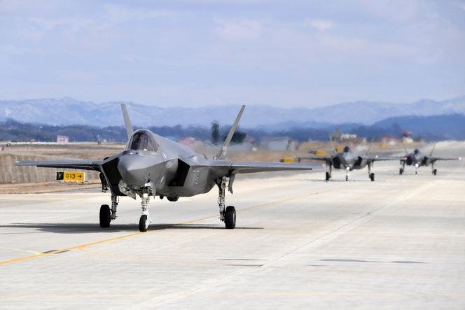 Jet tempur F-35A Angkatan Udara Korea Selatan bersiap lepas landas dari Pangkalan Udara Cheongju, Korea Selatan, 23 Februari 2024.