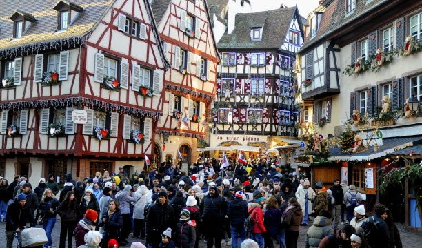 Di gang sibuk pasar Natal Colmar, 28 Desember 2025. Foto Nicolas Pinot