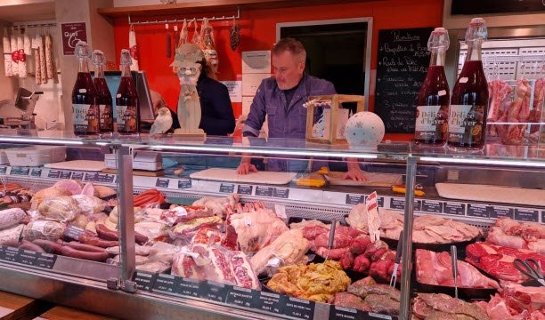 Di toko daging Hoffmann, perayaan akhir tahun dimulai pada bulan September, dengan barang dipesan terlebih dahulu. Foto Joffray Vasseur