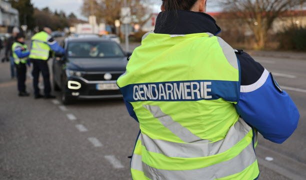 Sejumlah kendaraan digeledah sepanjang sore. Empat pos pemeriksaan didirikan: dua di Wissembourg, satu di Lembach dan satu di Scheibenhard. Foto Jean-Marc Loos