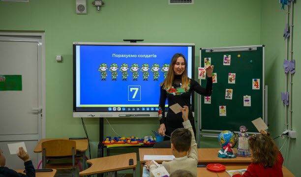 Anak-anak belajar matematika di kelas taman kanak-kanak hari Sabtu di sekolah negeri bawah tanah. Foto EBRA/Élise Blanchard