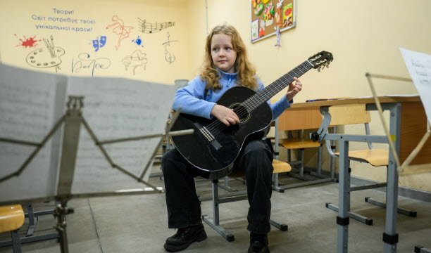 Diana, 15, mengikuti kelas musik. Foto EBRA/Élise Blanchard