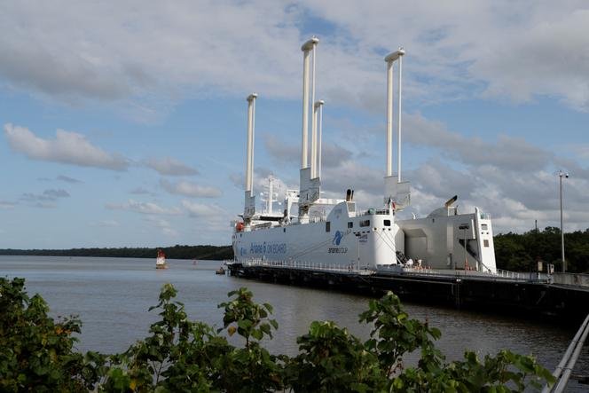 Kapal kargo layar “Canopée” yang digunakan untuk mengangkut elemen roket luar angkasa Ariane-6 berlabuh di pelabuhan Pusat Luar Angkasa di Kourou (Guyana), 23 Maret 2024.