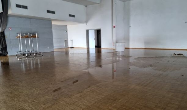 Atrium, aula besar kompleks budaya Huninghuois yang terendam banjir besar, dikutuk. Arsip foto Ghislaine Mougel