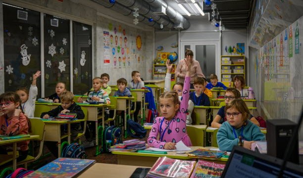 Sekolah bawah tanah mematuhi standar keselamatan yang ketat. Foto EBRA/Élise Blanchard