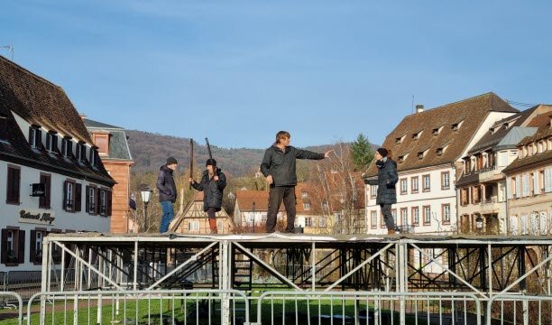 Compagnie Les Acroballes menyempurnakan pertunjukan mereka di atas panggung. Foto Veronique Kohler