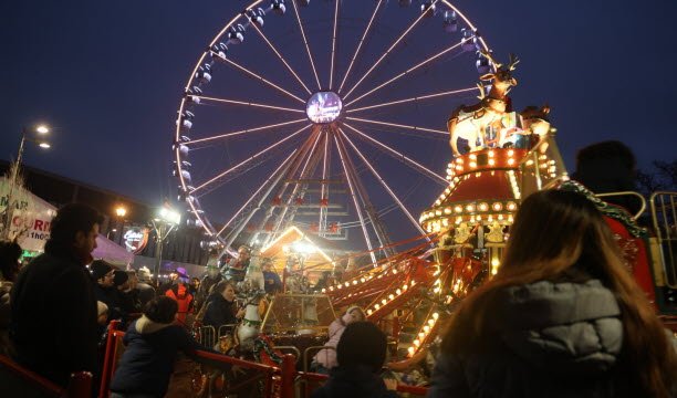 Kincir ria dan wahananya di pasar Natal Colmar, dipajang hingga 29 Desember. Foto Vincent Voegtlin