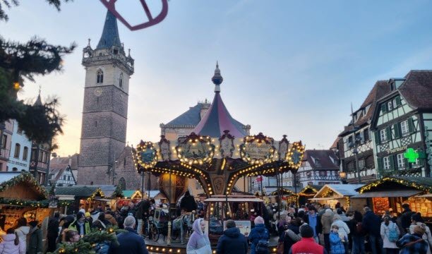 Market Square di Obernai, Minggu 21 Desember 2025, sesaat sebelum malam tiba. Foto Guillaume Müller