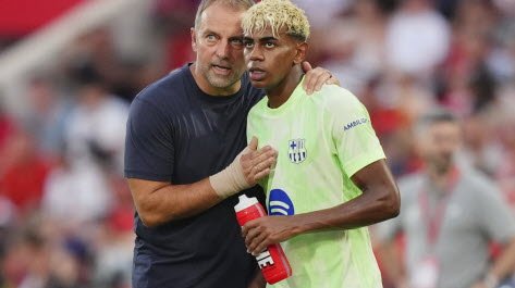 Lamine Yamal dengan pelatihnya Hansi Flick. Foto Sipa