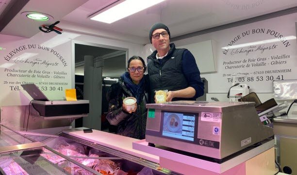 Produser foie gras Peggy Griffon dan Frédéric Doriath Wolff dari Élevage du bon poussin di Drusenheim bekerja mulai pukul 04:30 hingga 19:30. selama periode Natal. Foto Joffray Vasseur