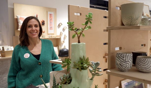 Lucie Munch bertanggung jawab atas toko pop-up desainer OZ. Foto Laurent Rea