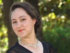 Lorraine Nadège Monett mengurus topi di atraksi