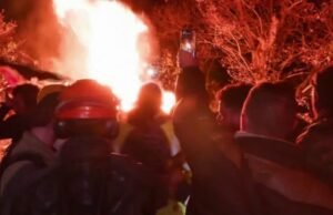 bentrokan antara demonstran dan polisi