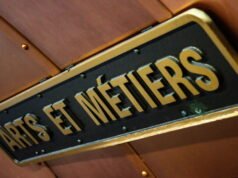 tersangka dibawa ke bangsal psikiatri dan hak asuh polisi dicabut