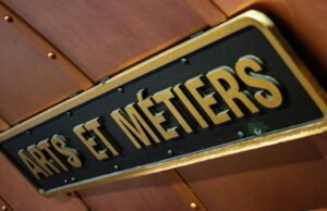 tersangka dibawa ke bangsal psikiatri dan hak asuh polisi dicabut