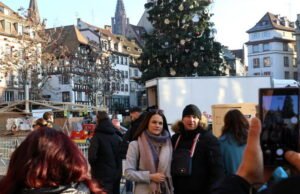 Strasbourg. Pasar Natal: chalet ditutup, turis yang frustrasi… berjalan