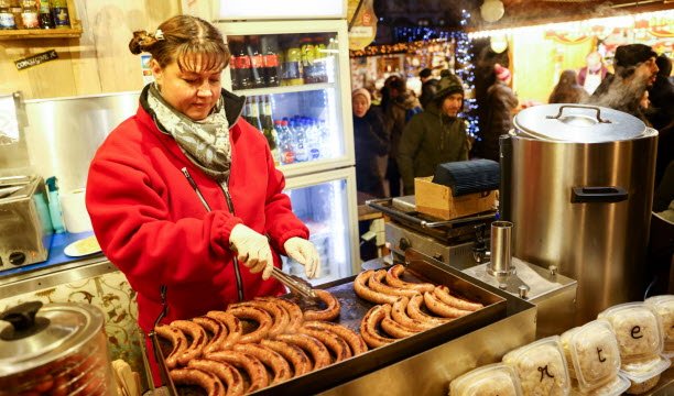 Place de la Réunion di Mulhouse, pelanggan berduyun-duyun ke kios penjual sosis pada 23 Desember 2025. Foto Antonin Utz