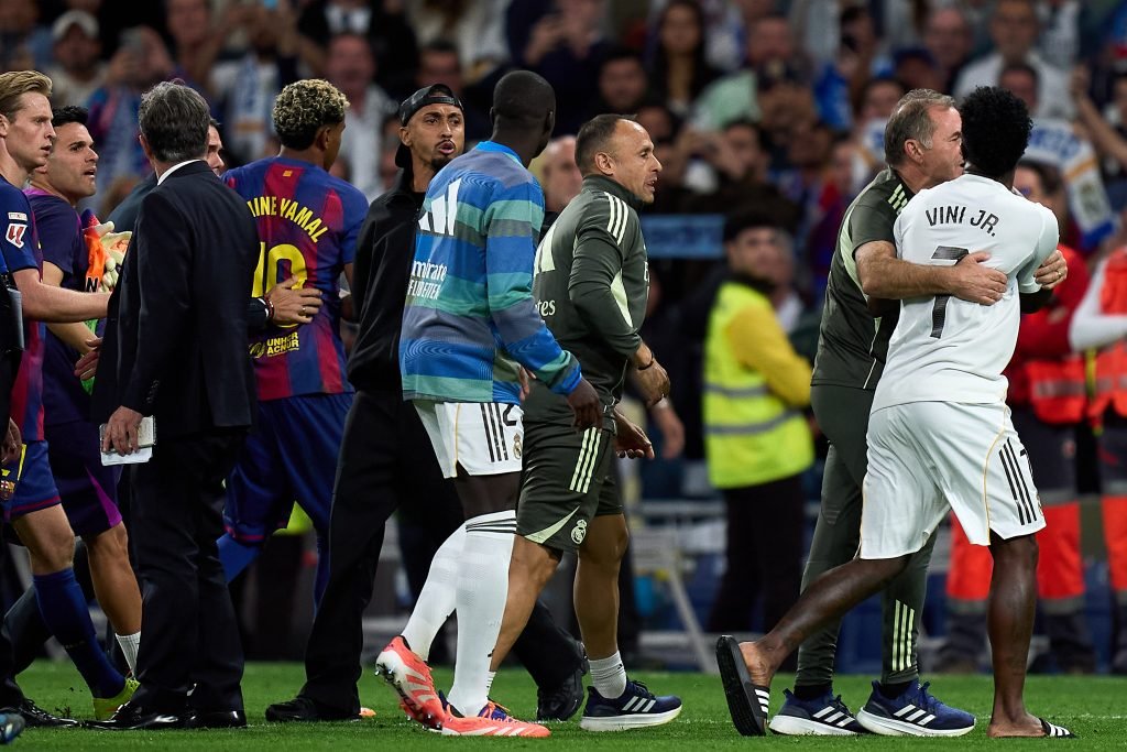 Pemain Barcelona dan Real Madrid berdebat