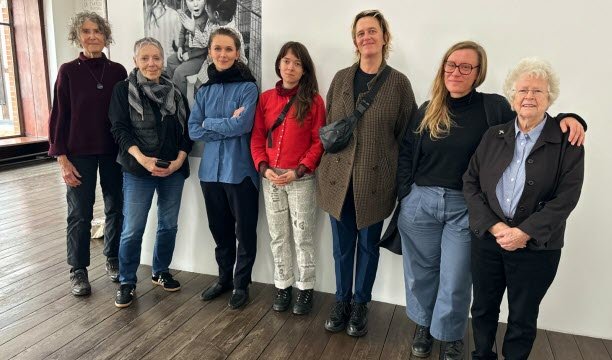 Tiga anggota Hackney Flashers, Claude Dugit-Gros, Julie Luzoir dan Pascaline Morincôme serta kurator pameran Camille Richert. Foto Hervé Levy