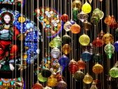 Lampu gantung 173 bohlam karya Meisenthal. Foto Franck Delhomme