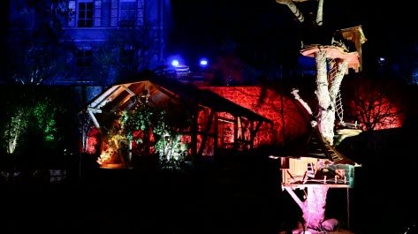 Pertunjukan jalan kaki di taman. Foto Francis Kittler