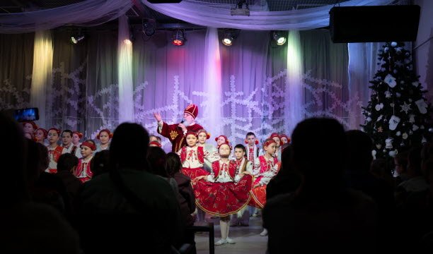 Sebuah pertunjukan yang diselenggarakan untuk liburan dan dibawakan oleh anak-anak di ruang bawah tanah sebuah pusat seni pada awal Desember. Foto EBRA /Élise Blanchard