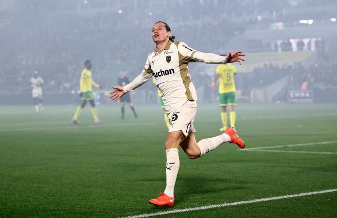 Florian Thauvin merayakan gol pertama RC Lens ke gawang Nantes dalam lanjutan Ligue 1, di Stadion Beaujoire, 6 Desember 2025.