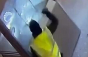 rekaman yang tidak dipublikasikan dari pengawasan video museum, terungkap di TF1