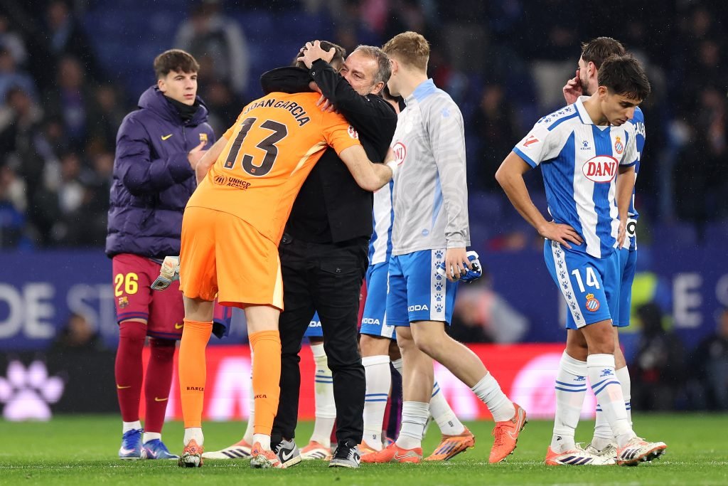 Hansi Flick, pelatih kepala FC Barcelona,​​dan Joan Garcia